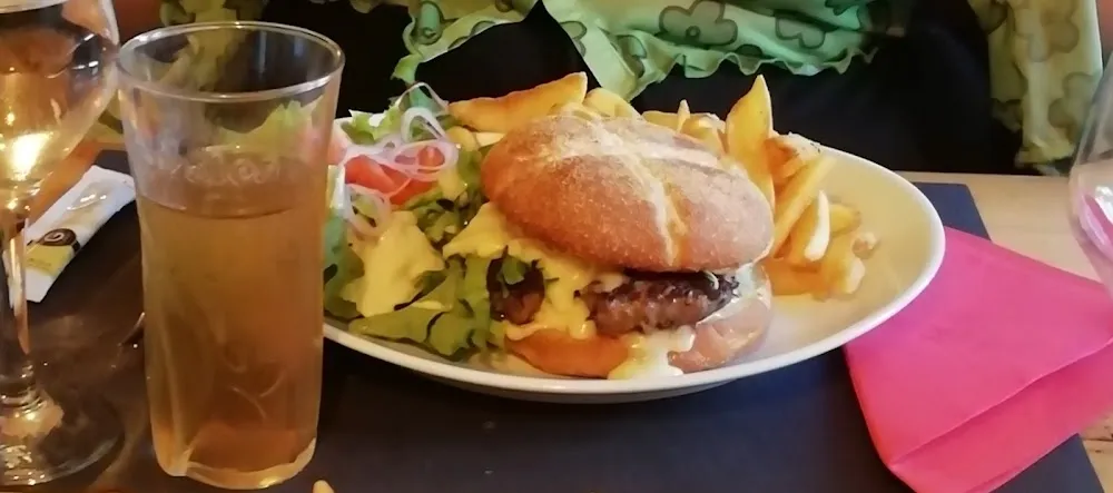 Hamburger Maison Frites Salade